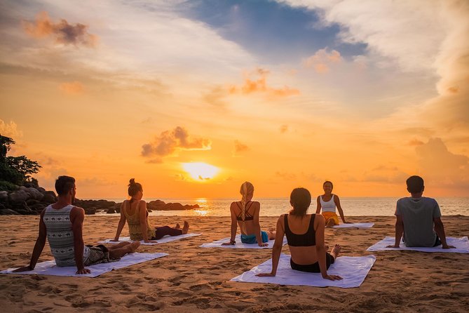 Meditação ao pôr do sol na praia