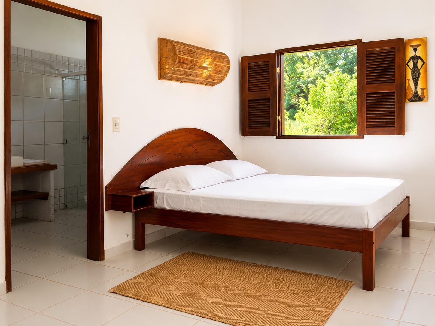 Quarto da suíte com cabeceira de madeira e janela para o jardim
